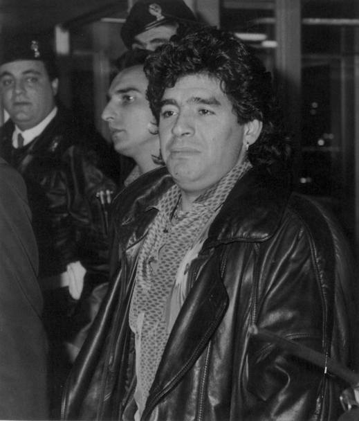 Diego Maradona parte per Buenos Aires dopo essere stato inquisito per droga ed essere risultato positivo al controllo antidoping dopo la partita (Ansa)